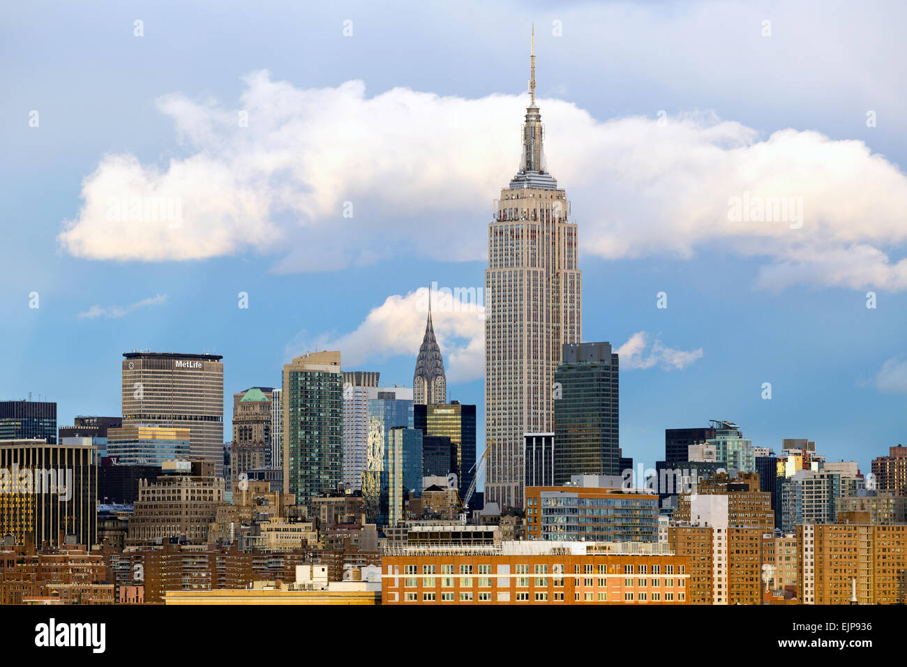 Empire State Building et Manhattan de l'autre côté de la rivière Hudson, New York, États-Unis d'Amérique Banque D'Images