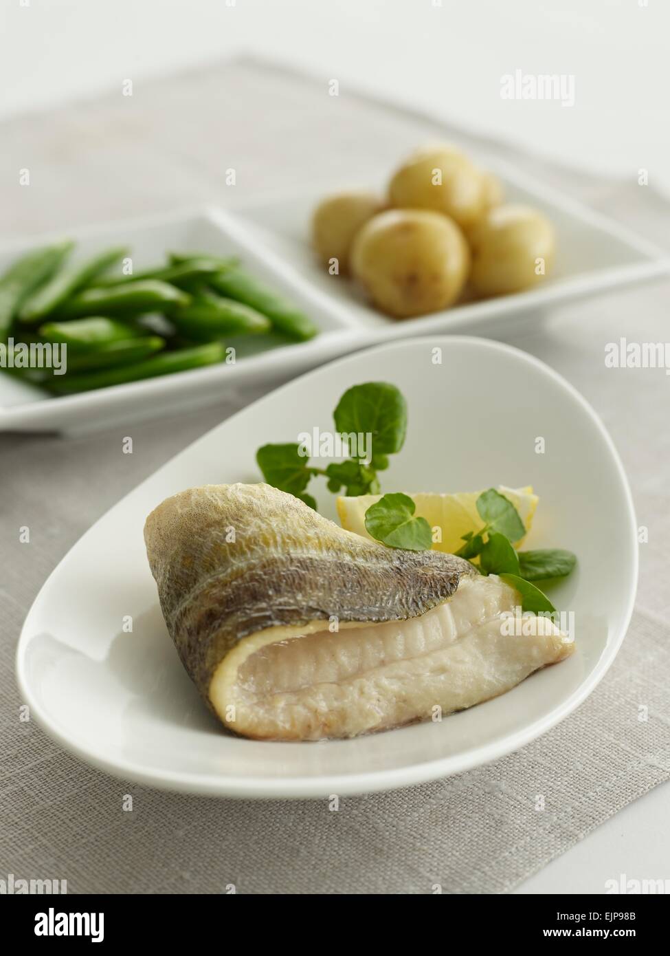 Repas de plaqué poêlé filet de poisson hareng ordinaire avec du citron  cresson pommes de terre nouvelles bouillies pois Haricots verts, hachés  Photo Stock - Alamy