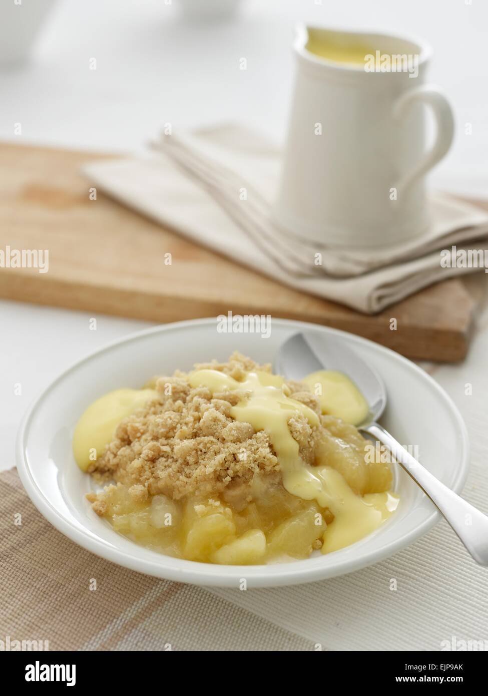 Bol de crumble aux pommes et crème anglaise Banque D'Images