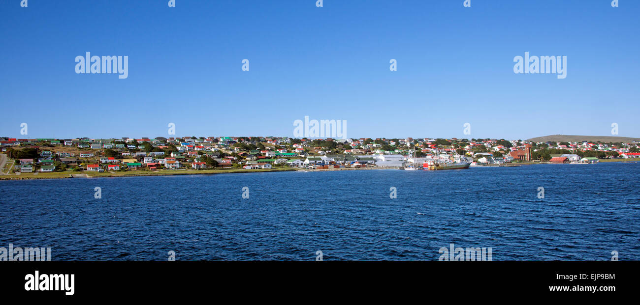 Vue panoramique de Port Stanley à partir de la mer des îles Falkland Banque D'Images
