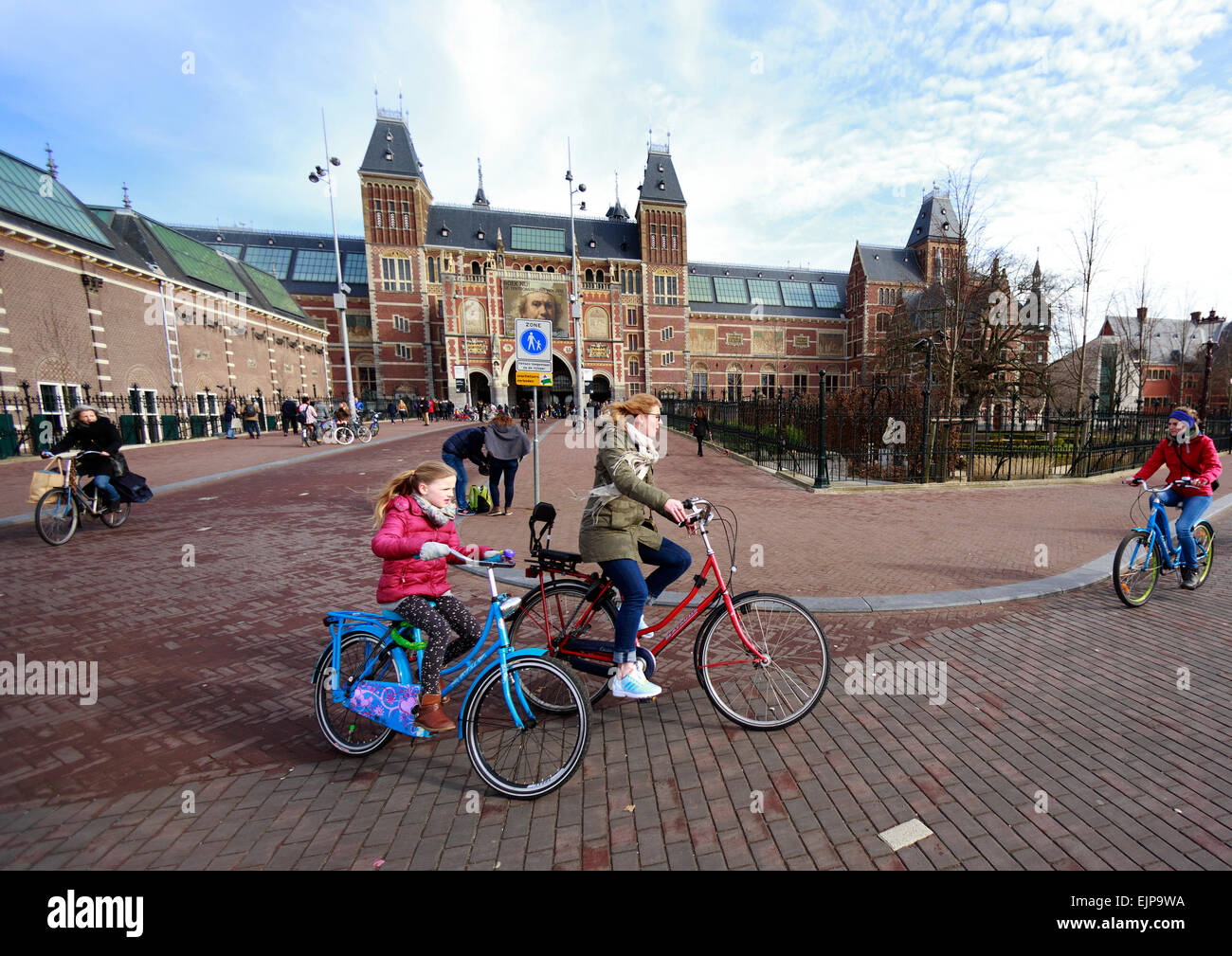 Les gens à l'extérieur de la vélo Musée Rijksmuseum Amsterdam. Amsterdam est l'une des plus ville d'attraction en Europe. Banque D'Images