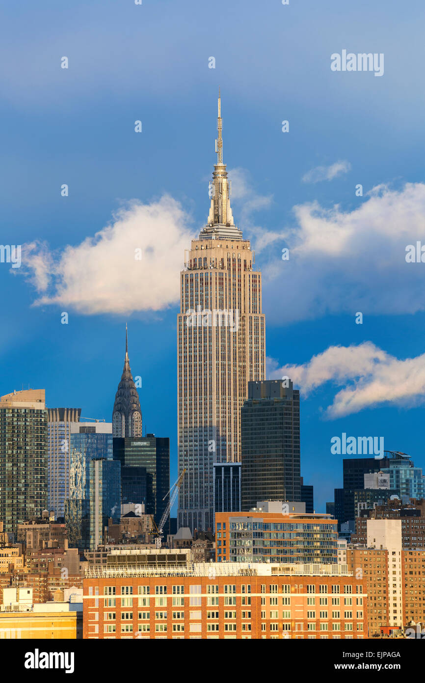Manhattan, vue sur l'Empire State Building et Manhattan de l'autre côté de la rivière Hudson, New York, États-Unis d'Amérique Banque D'Images