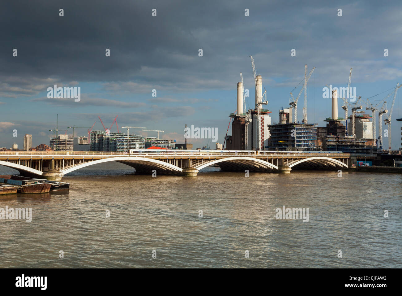 Battersea Power Station et pont de chemin de fer à Londres, en Angleterre. Banque D'Images