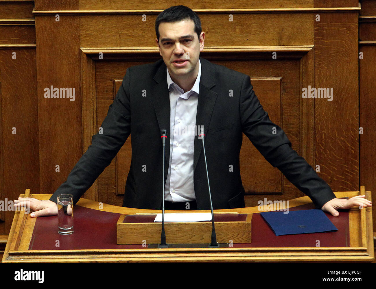 Athènes. 18 Mar, 2015. Le Premier ministre grec Alexis Tsipras répond à une session du Parlement européen à Athènes, le 18 mars 2015. Le nouveau gouvernement grec a déclaré la guerre à la corruption qui coûtera au pays 100 milliards d'euros (environ 108 milliards de dollars) chaque année. Le scepticisme demeure, toutefois, que les défis à relever sont énormes, le grec selon les experts. © Marios Lolos/Xinhua/Alamy Live News Banque D'Images