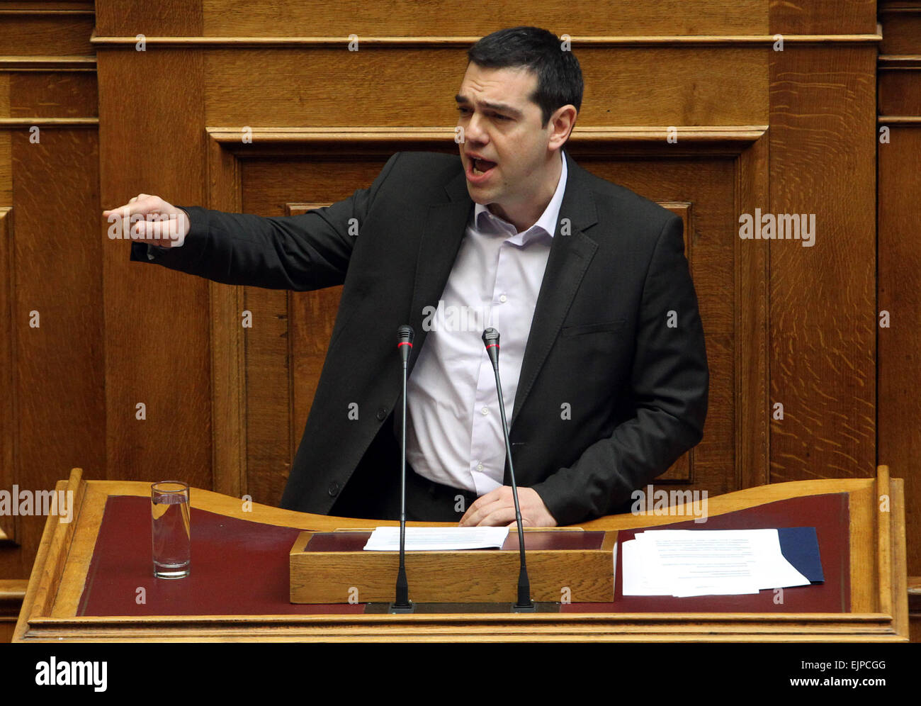 Athènes. 18 Mar, 2015. Le Premier ministre grec Alexis Tsipras répond à une session du Parlement européen à Athènes, le 18 mars 2015. Le nouveau gouvernement grec a déclaré la guerre à la corruption qui coûtera au pays 100 milliards d'euros (environ 108 milliards de dollars) chaque année. Le scepticisme demeure, toutefois, que les défis à relever sont énormes, le grec selon les experts. © Marios Lolos/Xinhua/Alamy Live News Banque D'Images
