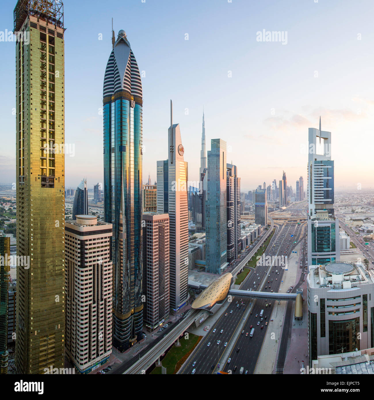 Emirats Arabes Unis, Dubaï, Sheikh Zayed Road, le trafic et les