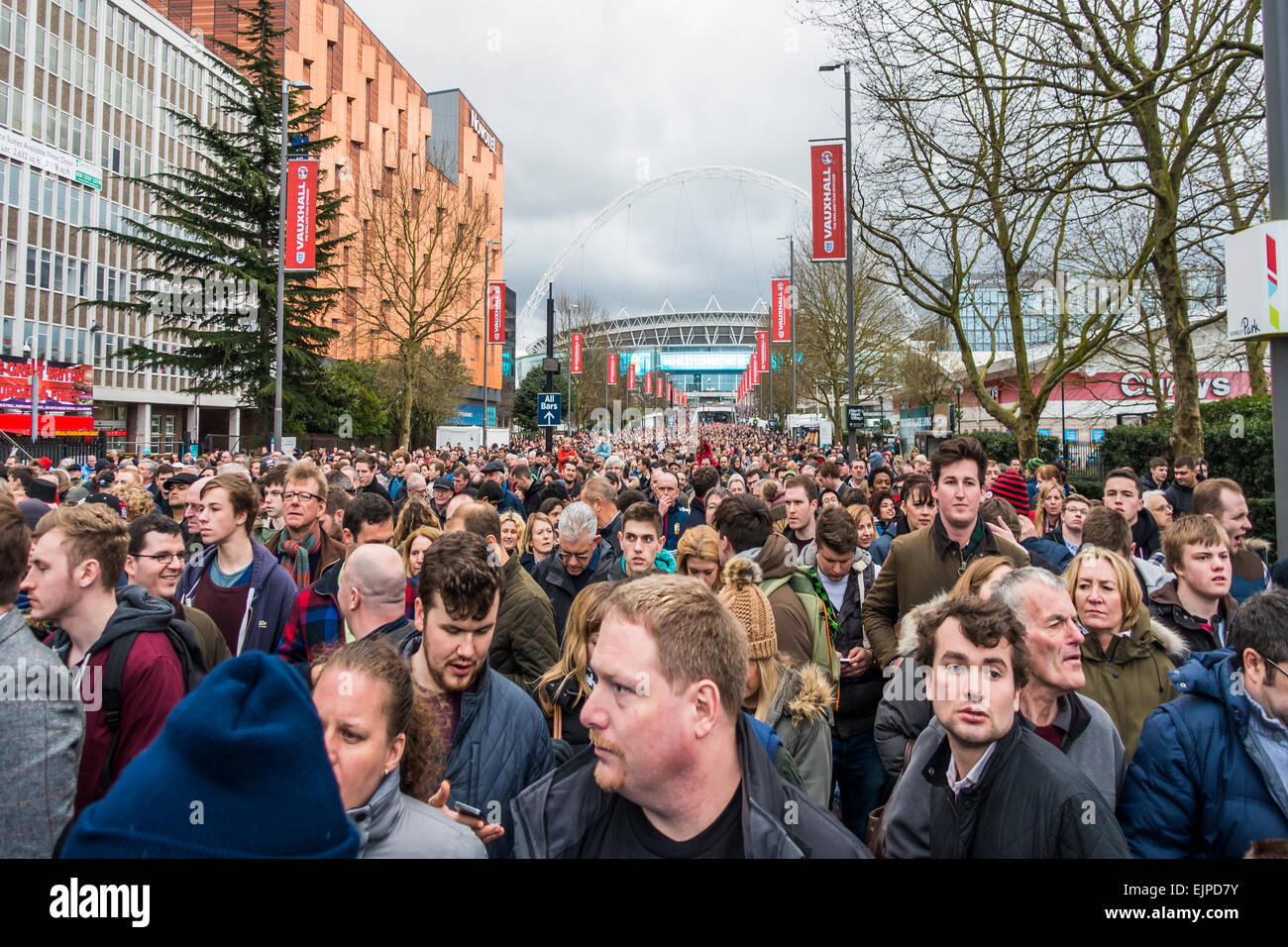 Grande foule de quitter le stade de Wembley après le match de rugby. Londres Banque D'Images