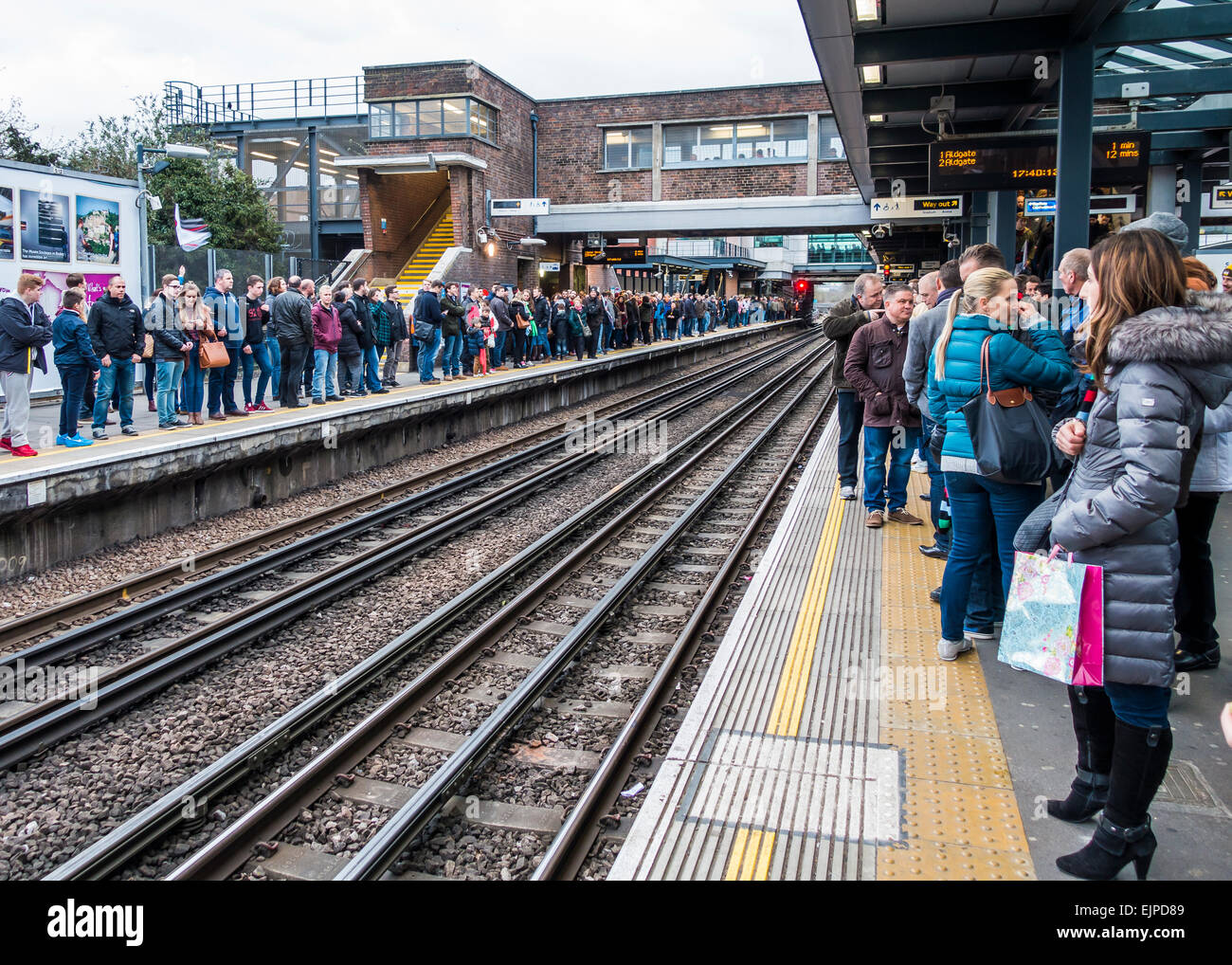 Gare de Wembley Park. Grande foule attendant le train de métro, après un match de rugby au stade de Wembley.. Banque D'Images