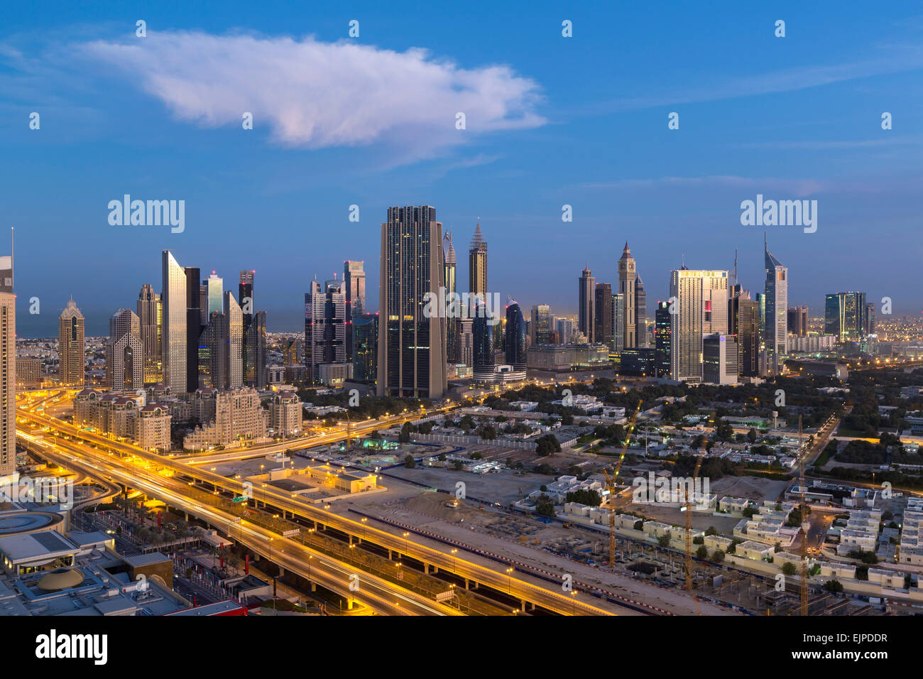 Dubaï, Émirats arabes unis, de nouveaux immeubles de grande hauteur et de trafic sur Sheikh Zayed Rd Banque D'Images