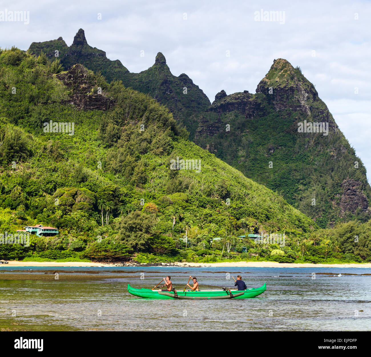 Outrigger Canoe par Mt. Makana, appelé Bali Hai, en Haena Kauai, Banque D'Images