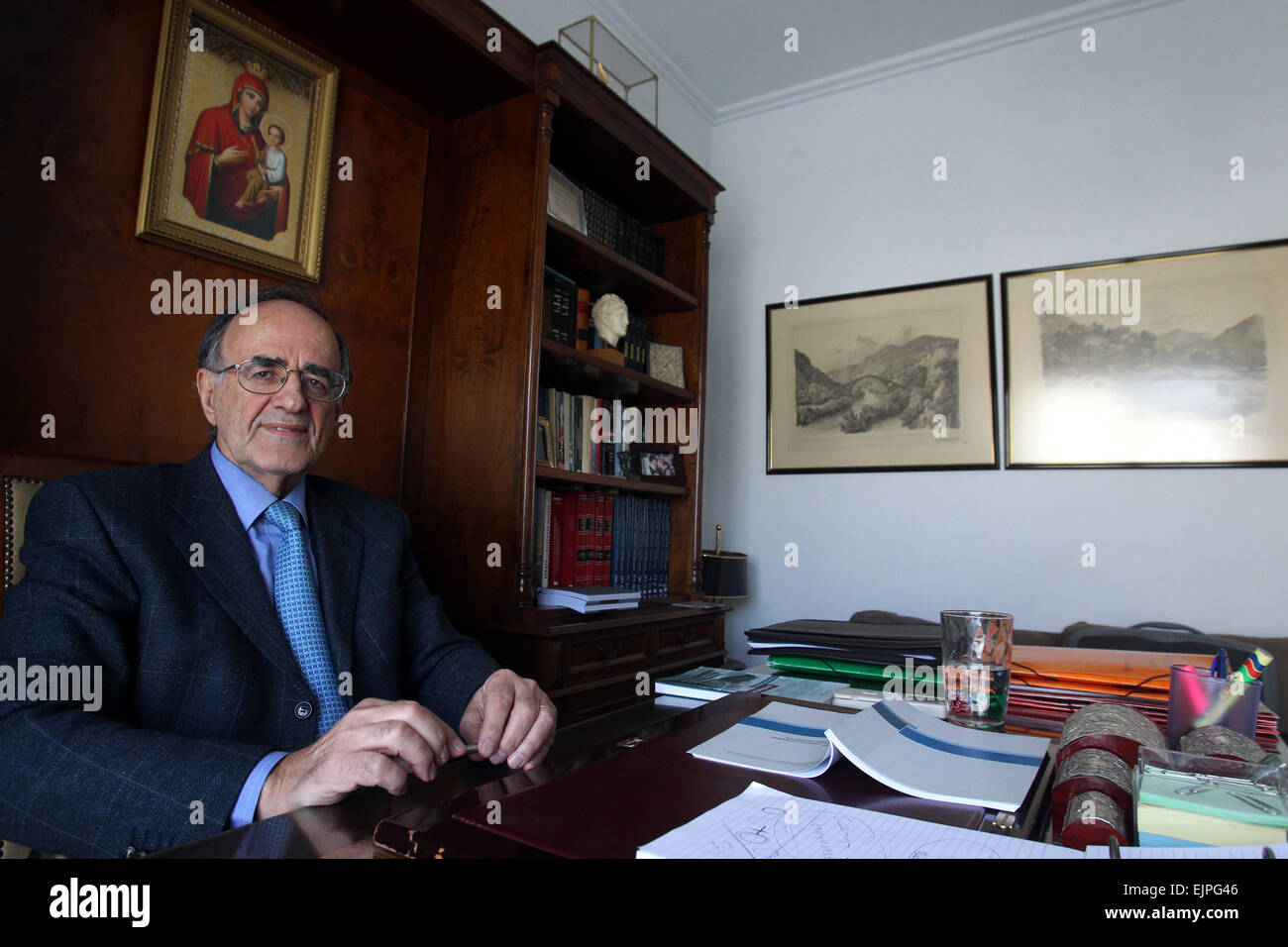 Athènes, Grèce. Mar 16, 2015. Yorgos Sourlas, ancien secrétaire général de la transparence au ministère de la justice reçoit une interview avec Xinhua à Athènes, Grèce, le 16 mars 2015. Le nouveau gouvernement grec a déclaré la guerre à la corruption qui coûtera au pays 100 milliards d'euros (environ 108 milliards de dollars) chaque année. Le scepticisme demeure, toutefois, que les défis à relever sont énormes, le grec selon les experts. © Marios Lolos/Xinhua/Alamy Live News Banque D'Images