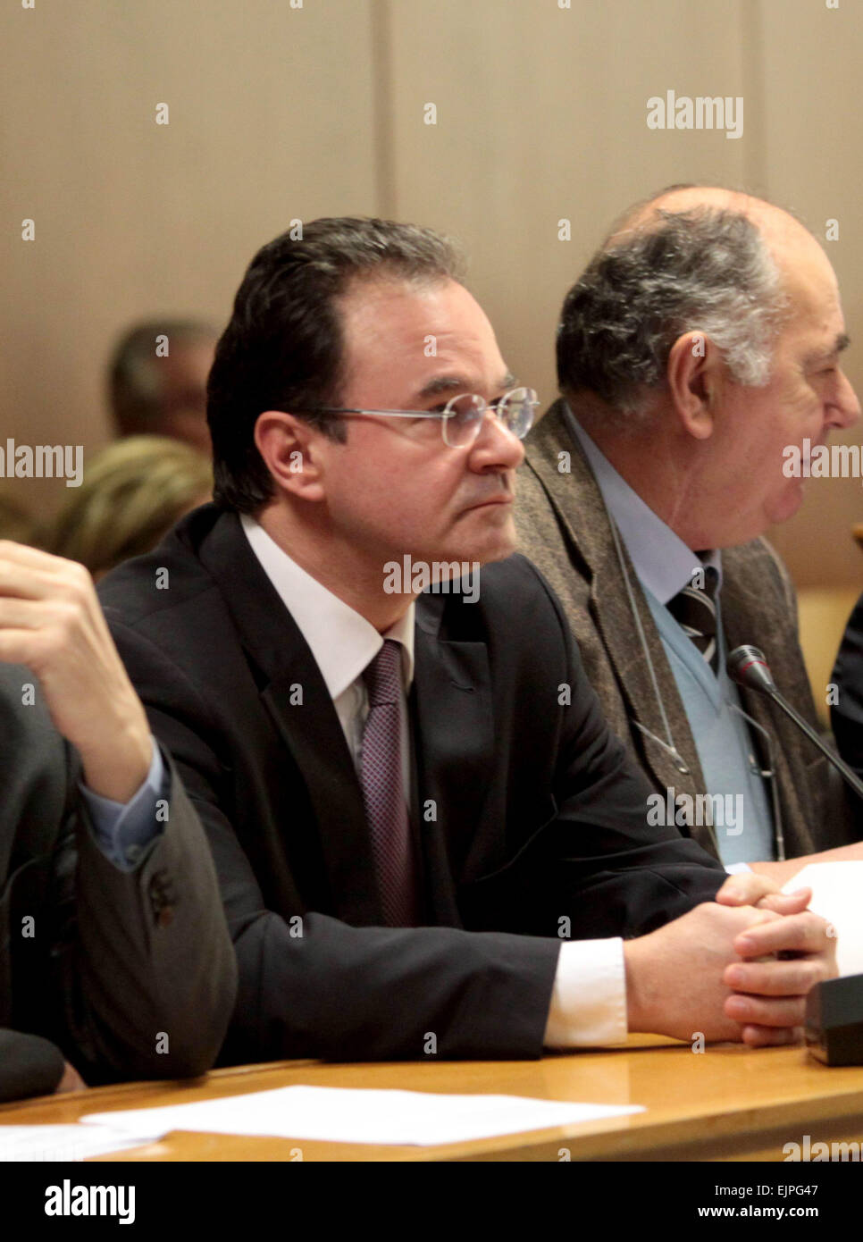 Athènes. 24Th Mar, 2015. Photo prise le 24 mars 2015 montre l'ancien ministre grec des Finances, George Papaconstantinou en justice à Athènes, Grèce. George Papaconstantinou a été condamné à un an de prison avec trois ans de suspension le 24 mars pour l'altération de l'infâme liste Lagarde il y a quatre ans. Le nouveau gouvernement grec a déclaré la guerre à la corruption qui coûtera au pays 100 milliards d'euros (environ 108 milliards de dollars) chaque année. Le scepticisme demeure, toutefois, que les défis à relever sont énormes, le grec selon les experts. © Marios Lolos/Xinhua/Alamy Live News Banque D'Images