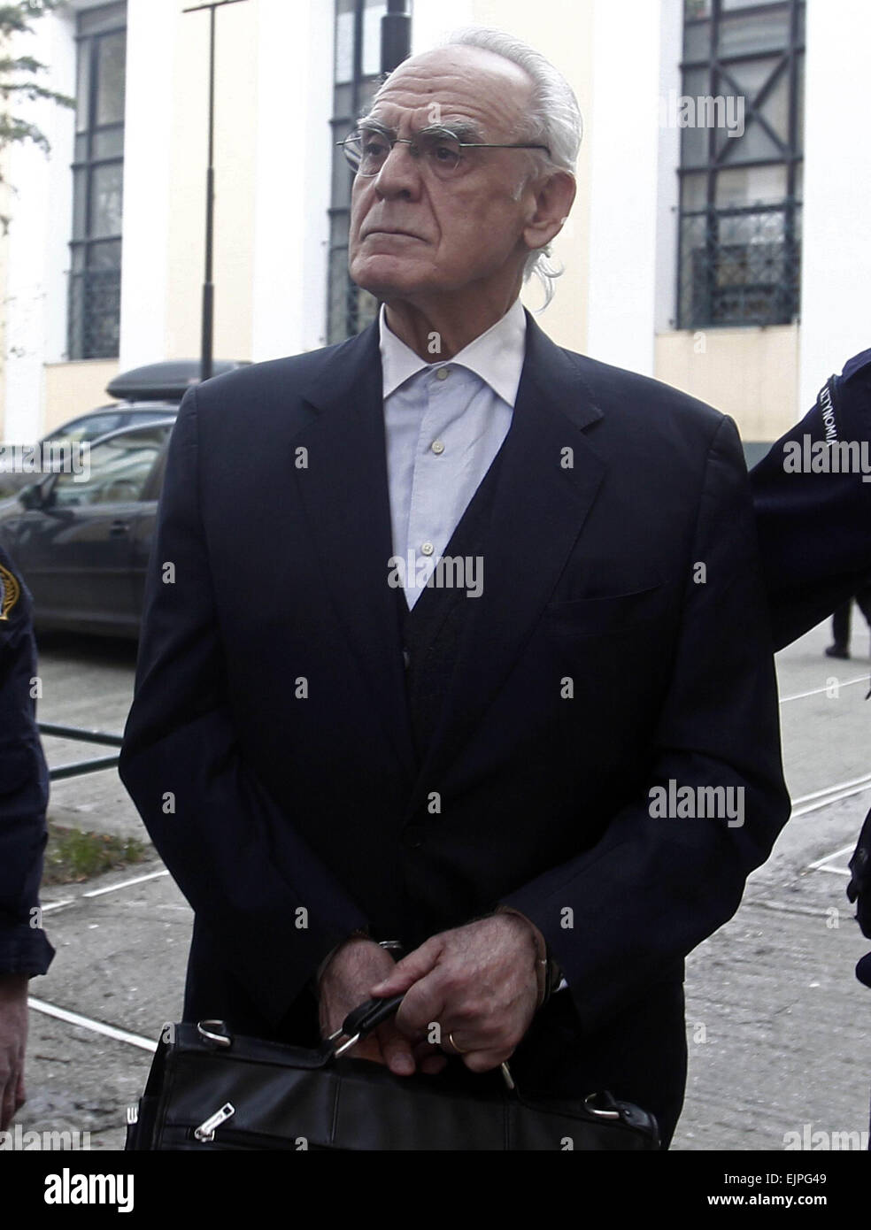 Athènes. Oct 7, 2013. Photo prise le 7 octobre 2013, montre l'ancien ministre de la Défense grec Akis Tzohatzopoulos. Akis Tzohatzopoulos a été reconnu coupable de corruption en 2013 de pots-de-contrats reliés à des projets d'armement. Le nouveau gouvernement grec a déclaré la guerre à la corruption qui coûtera au pays 100 milliards d'euros (environ 108 milliards de dollars) chaque année. Le scepticisme demeure, toutefois, que les défis à relever sont énormes, le grec selon les experts. © Marios Lolos/Xinhua/Alamy Live News Banque D'Images