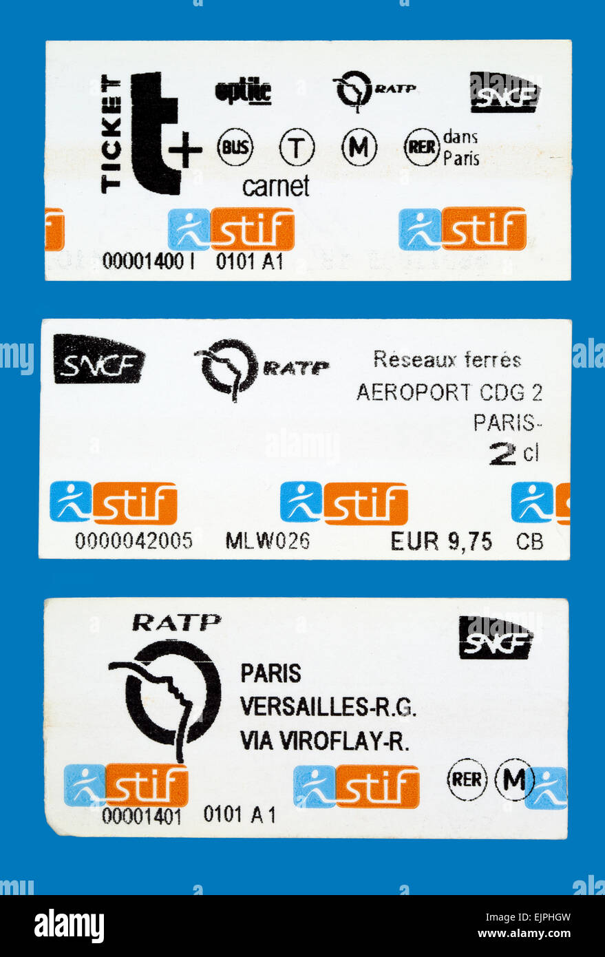 Métro de Paris train et tickets de métro isolé sur fond bleu Banque D'Images