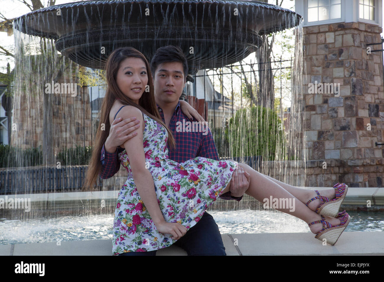 Asiatique romantique couple outdoors, femme et homme, il tient dans ses bras Banque D'Images