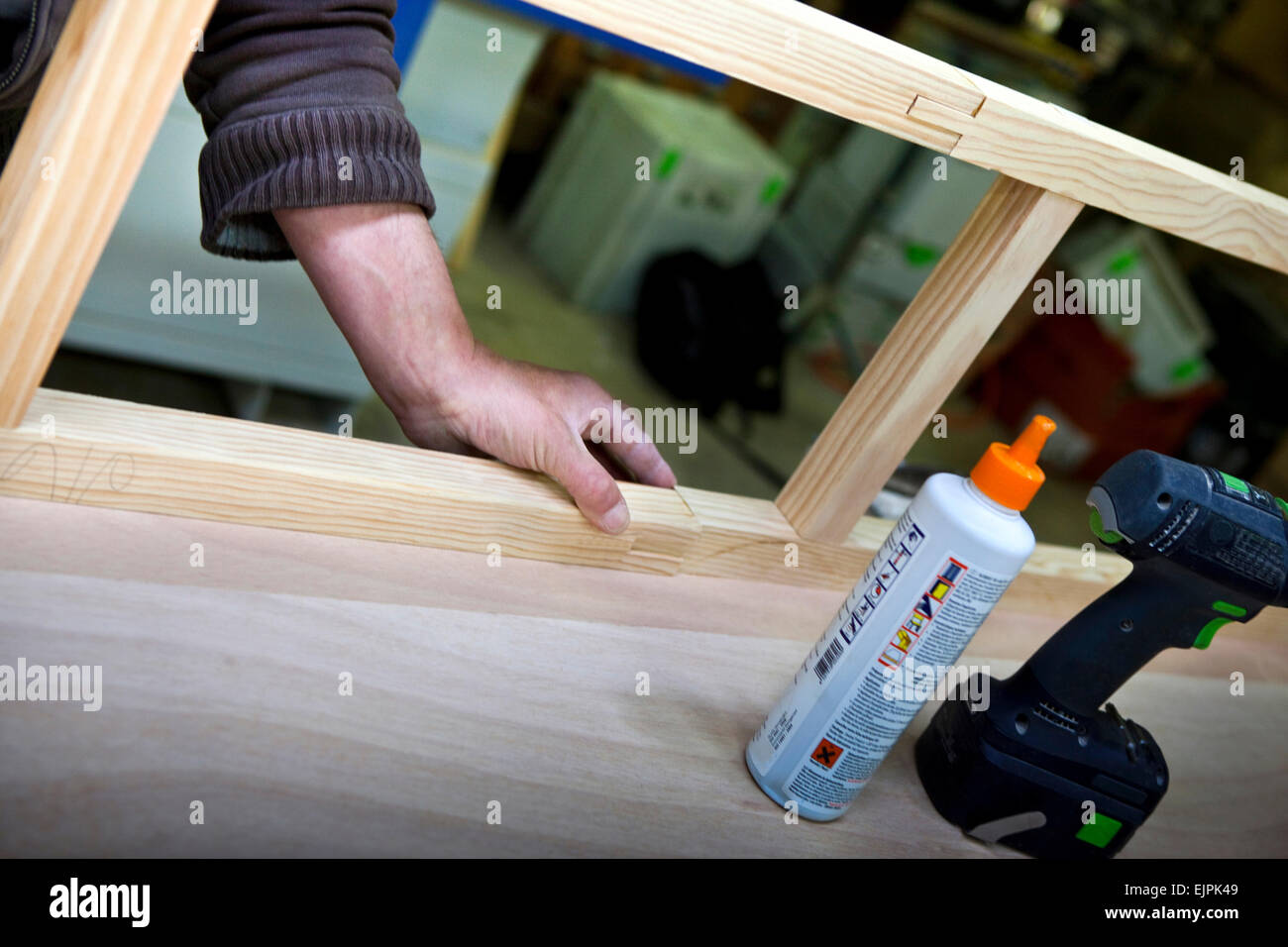 Un homme travaillant dans une pièce en bois menuiserie Banque D'Images