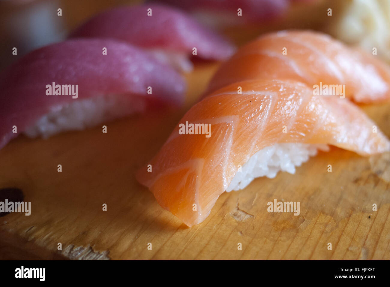 Par souci traditionnel (saumon) nigiri Sushi de thon rouge (maguro nigiri sushi) sur une planche à découper en bois. Banque D'Images