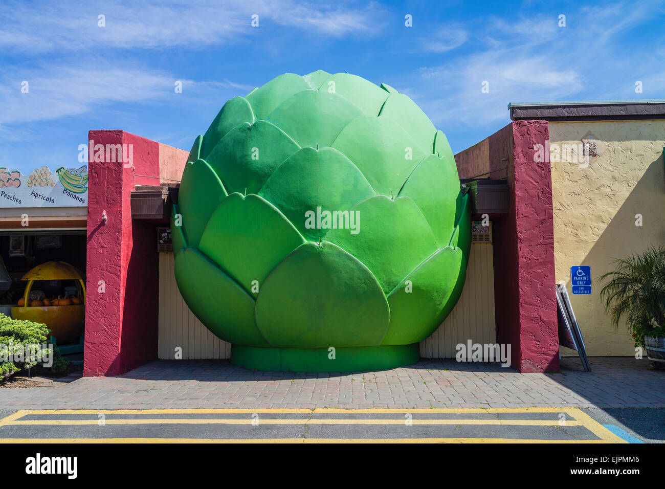 Une taille colossale sculpture d'Artichaut à l'extérieur d'un bâtiment à Castroville, Californie connu comme 'l'artichaut capitale du monde » Banque D'Images