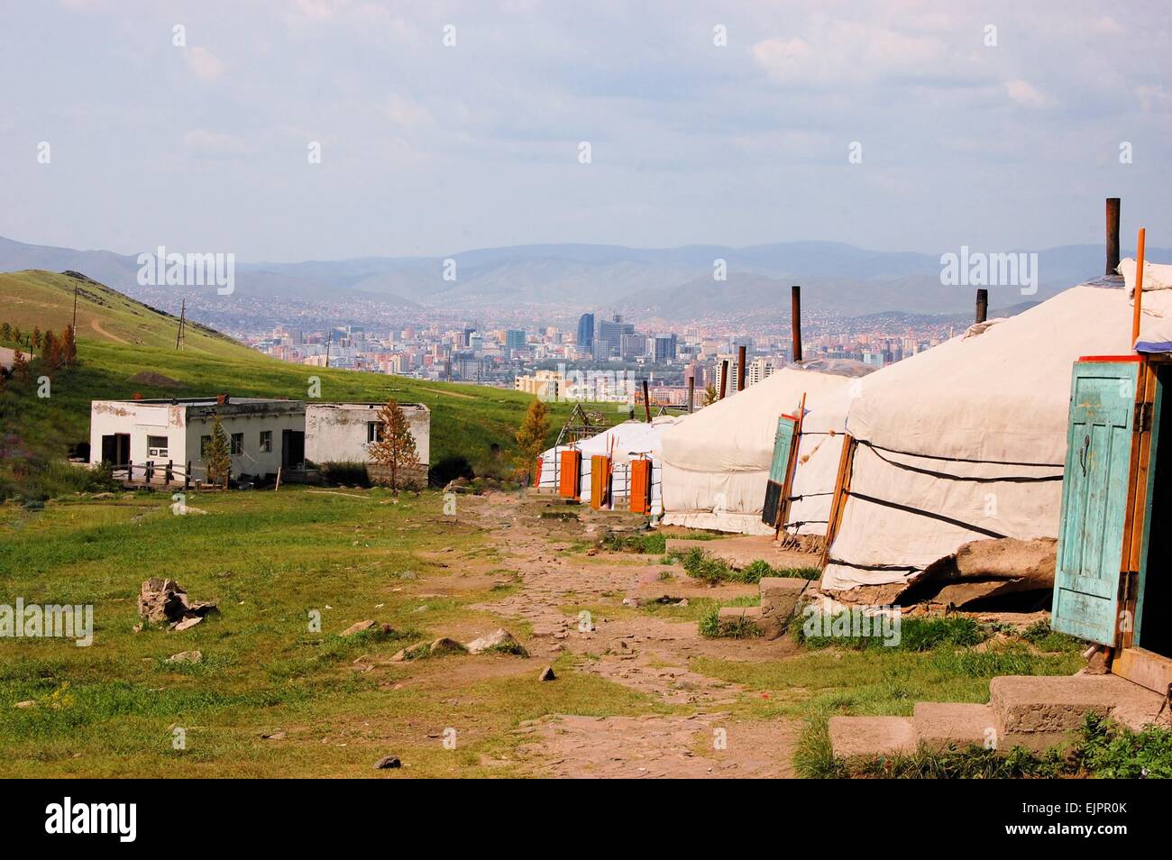 Ger mongole des tentes dans les collines au-dessus de Oulan Bator, Mongolie Banque D'Images