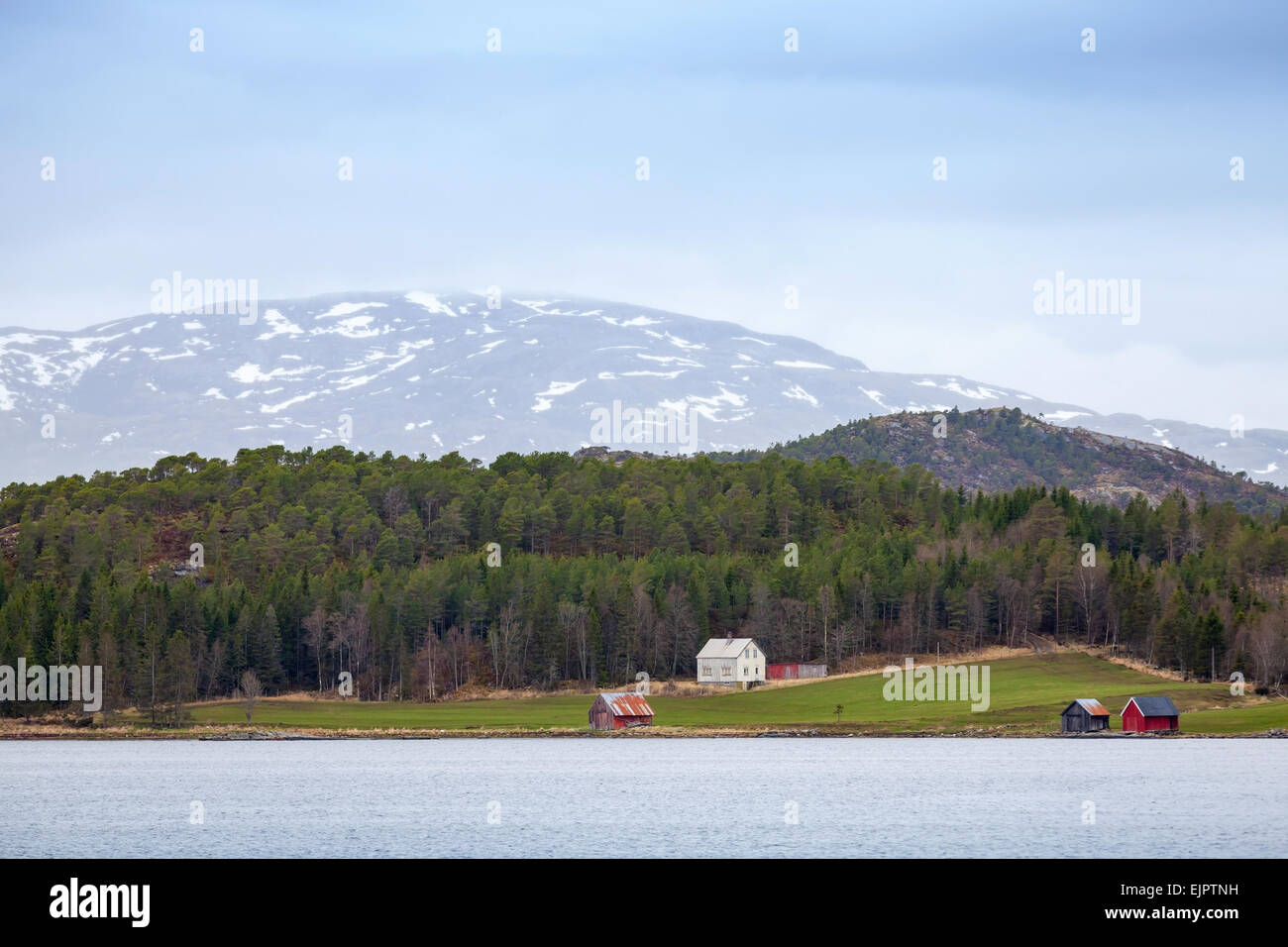 Paysage rural norvégien traditionnel en bois, maisons et granges sur seacoast Banque D'Images