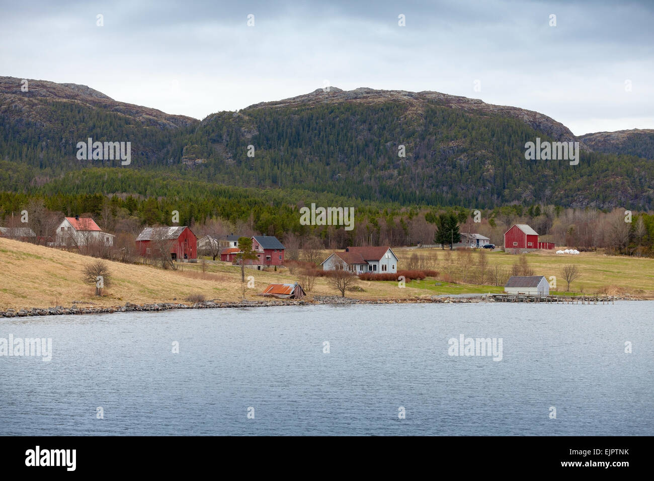 Petit village norvégien traditionnel en bois, maisons et granges sur seacoast Banque D'Images