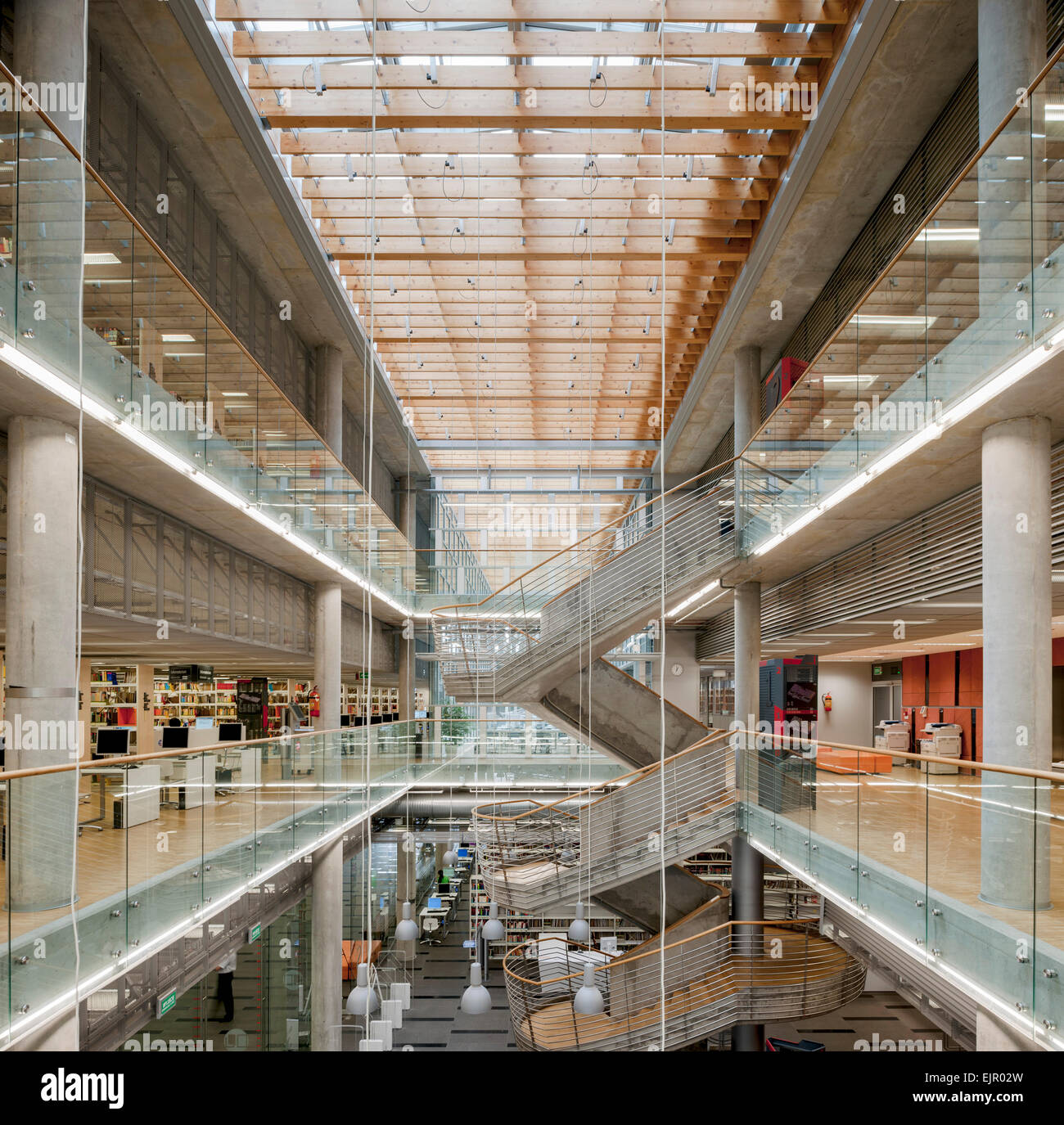 Vue sur l'atrium et la bibliothèque comme vu à partir du premier étage.  Centre d'information scientifique et universitaire, Katowice, Pologne.  Arkien Photo Stock - Alamy