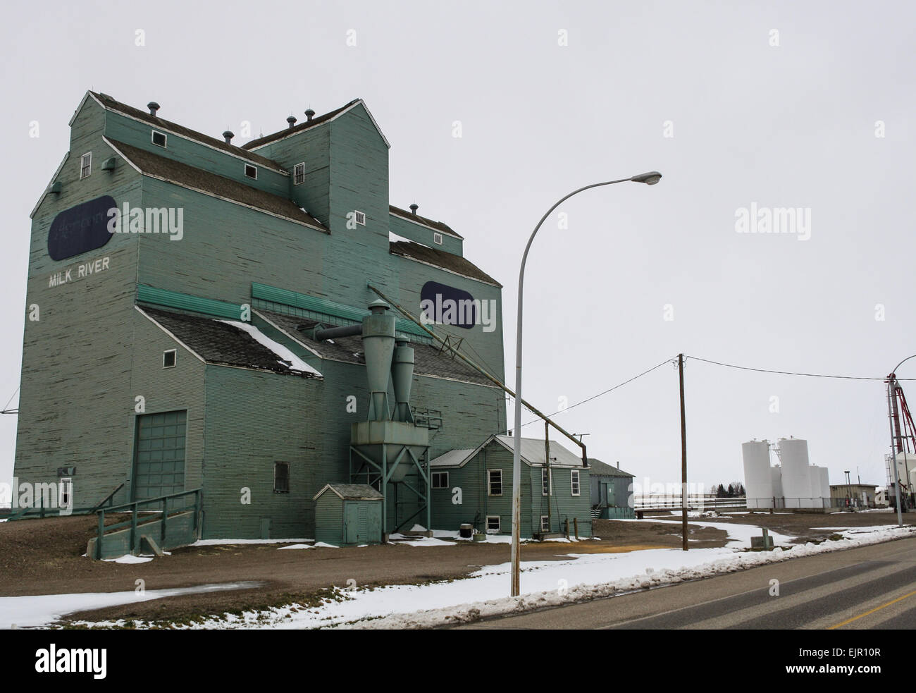 Milk River, Alberta, silos élévateurs à grains verts. Banque D'Images