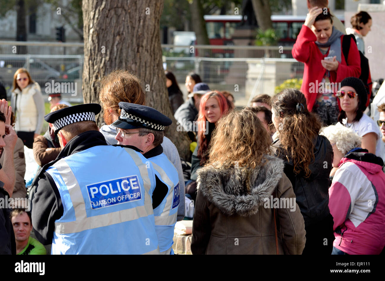 Londres, Angleterre, Royaume-Uni. Les agents de liaison lors d'une manifestation à la place du Parlement Banque D'Images