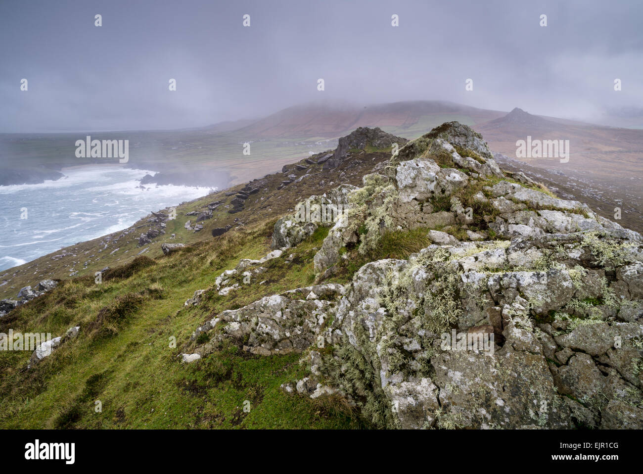 Vue depuis la colline rocheuse surplombant la côte, à la recherche d'Waymont, Clogher Bay, Graigue, péninsule de Dingle, comté de Kerry, Munster, Irlande, Novembre Banque D'Images