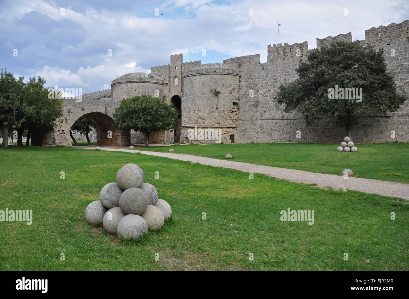 Les murs byzantins et de douves sèches qui entourent la vieille ville de Rhodes sur l'île Méditerranéenne grecque de Rhodes. Banque D'Images