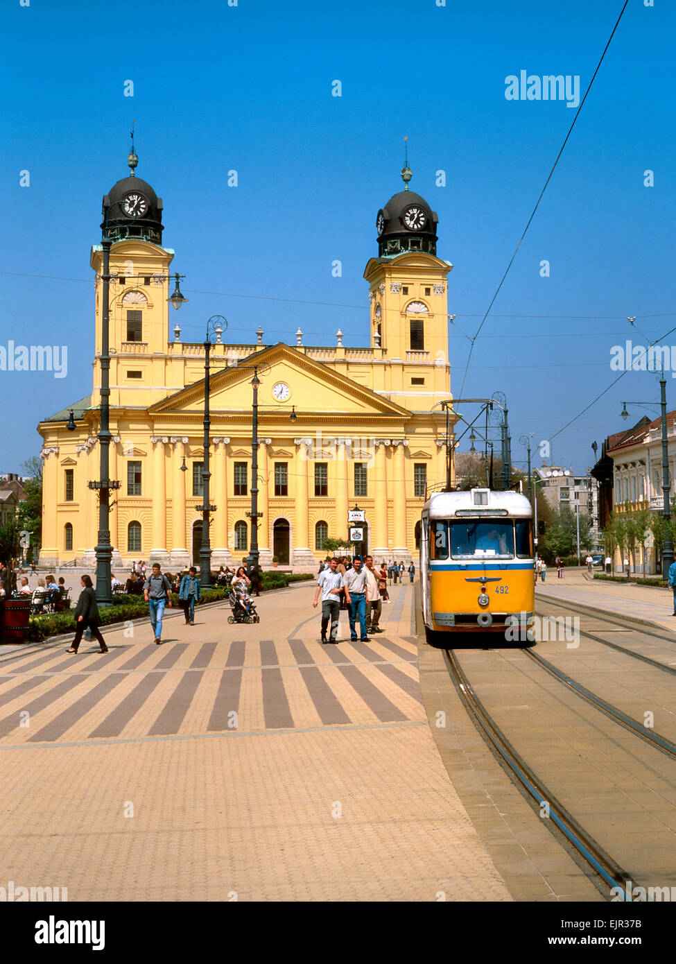 Debrecen, Hongrie. Grande Église calviniste (1823) (l'architecte néo-classique - Michaly Pechy Kossuth ter) (square) Tram Banque D'Images