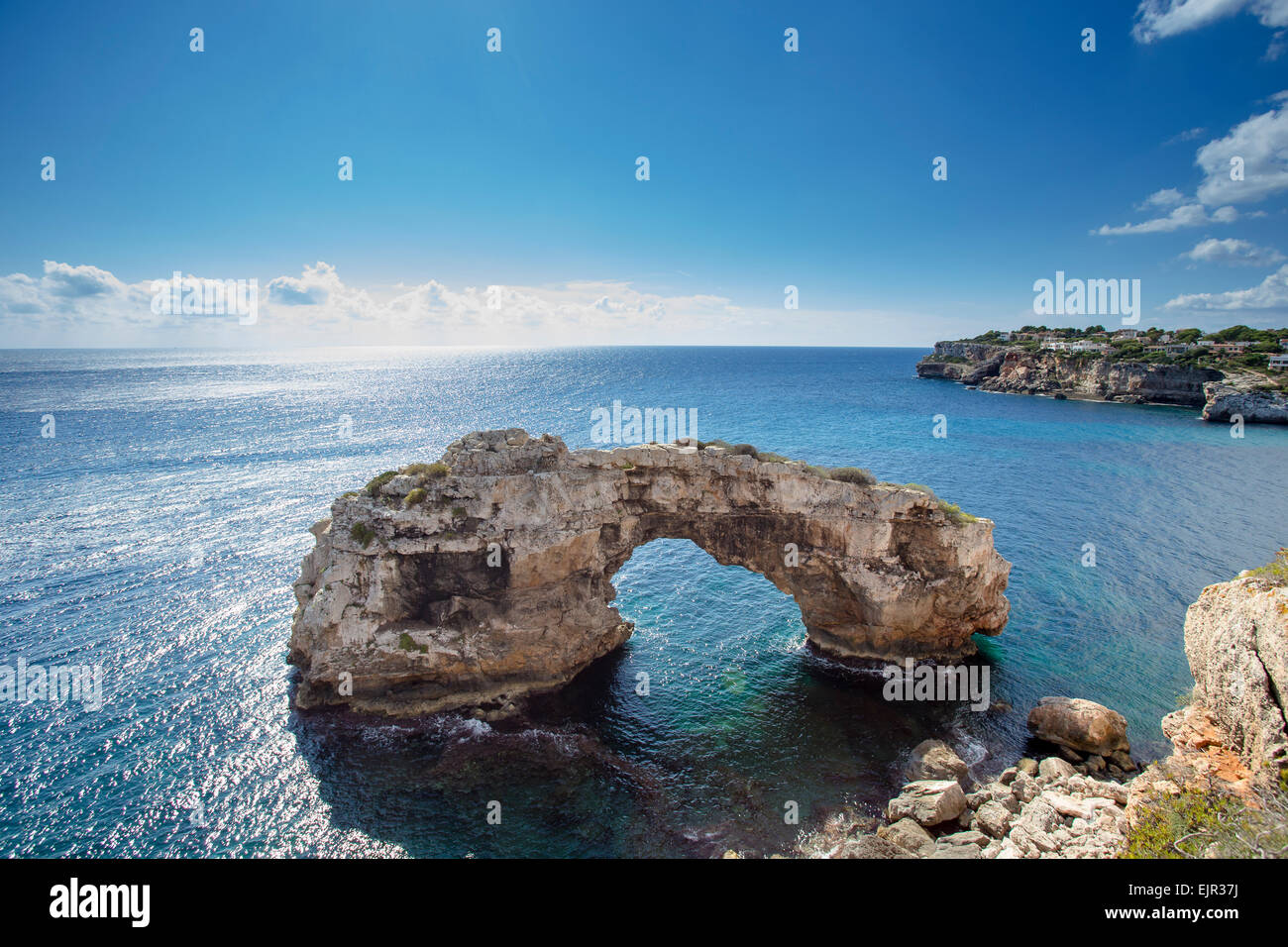 Voûte en pierre naturelle dans la mer, il Pontàs, Santanyi, Majorque, Îles Baléares, Espagne Banque D'Images