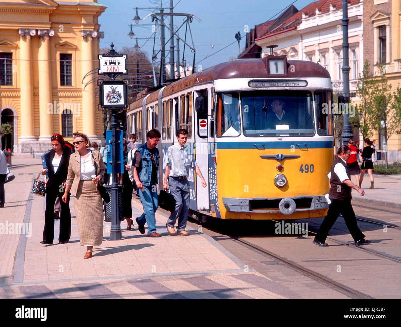 Debrecen, Hongrie. Kossuth ter (square) tram en face de grande Église calviniste (1823) Banque D'Images