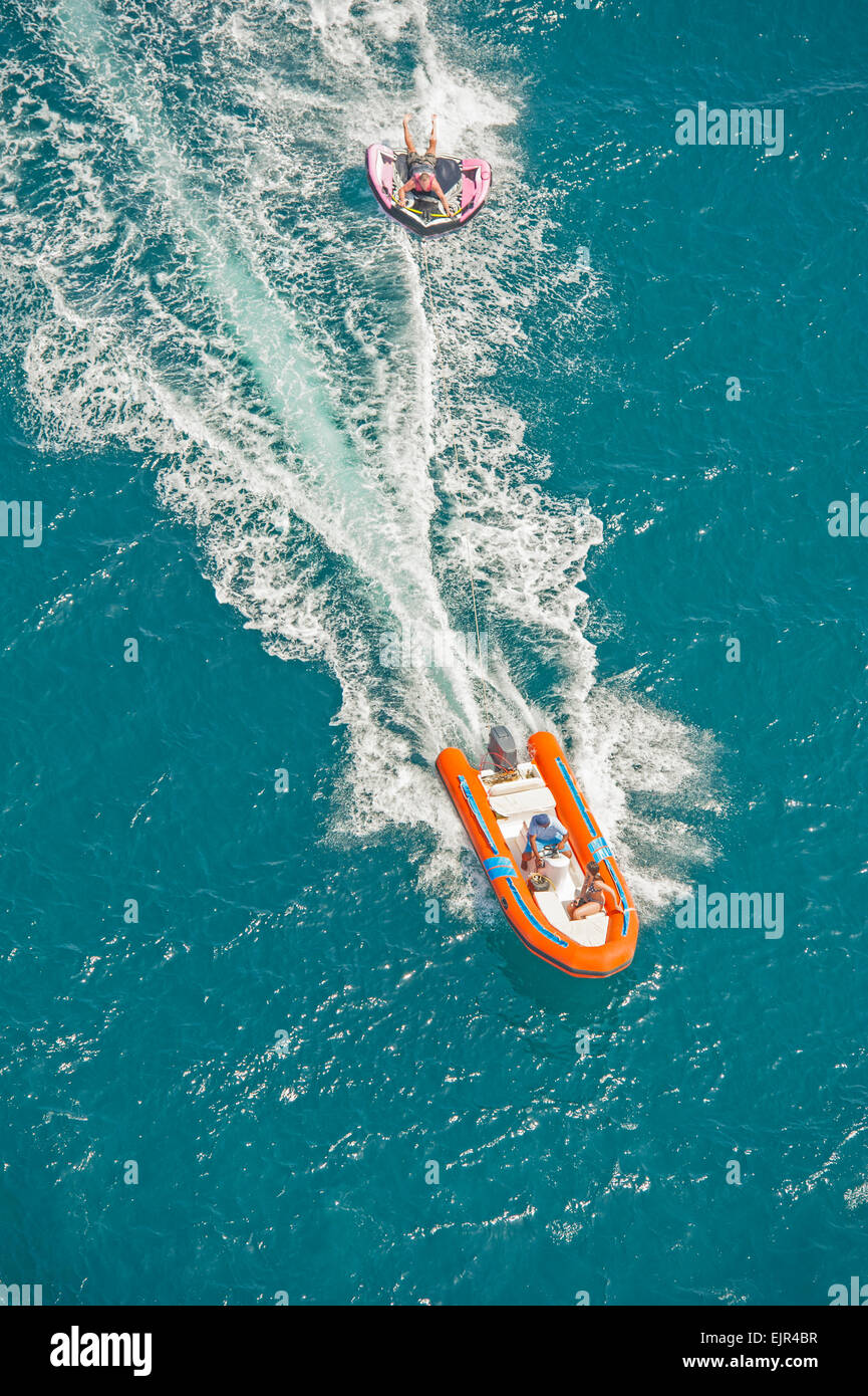 Jouet gonflable remorqué derrière un bateau de vitesse pendant l'été tropical sea holiday vacation Banque D'Images