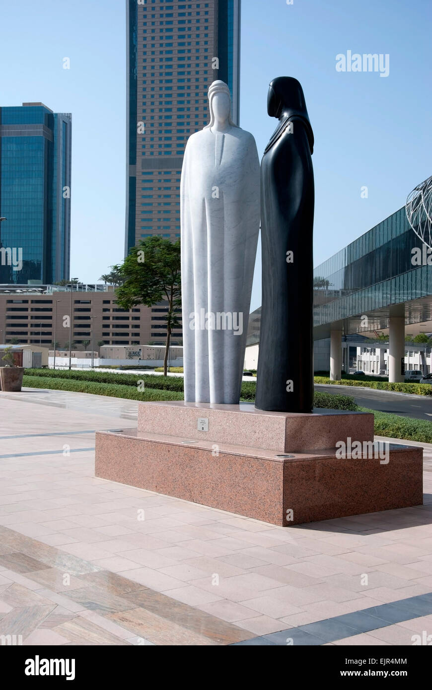 Sculpture en granit noir et blanc de l'homme & femme arabe ensemble par Lutfi Romhein Banque D'Images