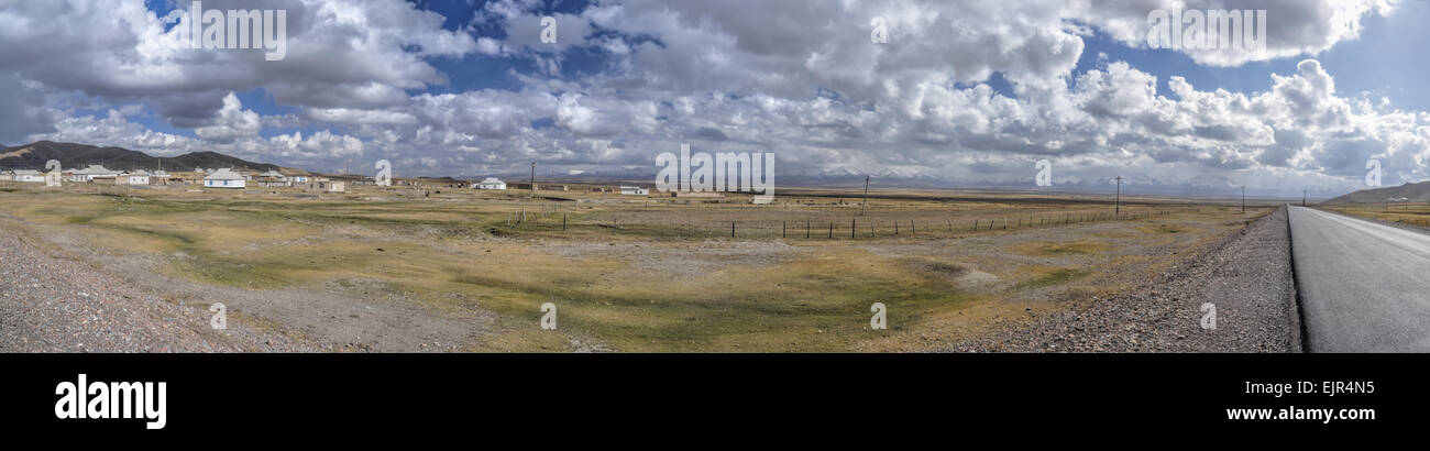 Panorama pittoresque du petit village sur les prairies vertes au Tadjikistan Banque D'Images