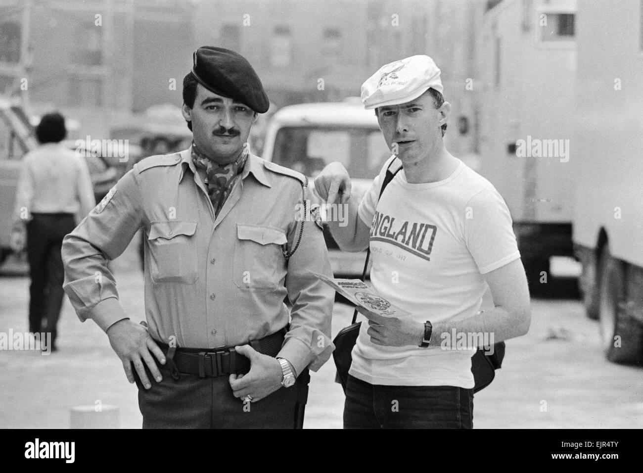 Finales de la Coupe du Monde 1982 en Espagne. Un fan anglais pose avec un policier espagnol. 10 juin 1982. *** *** Légende locale Banque D'Images