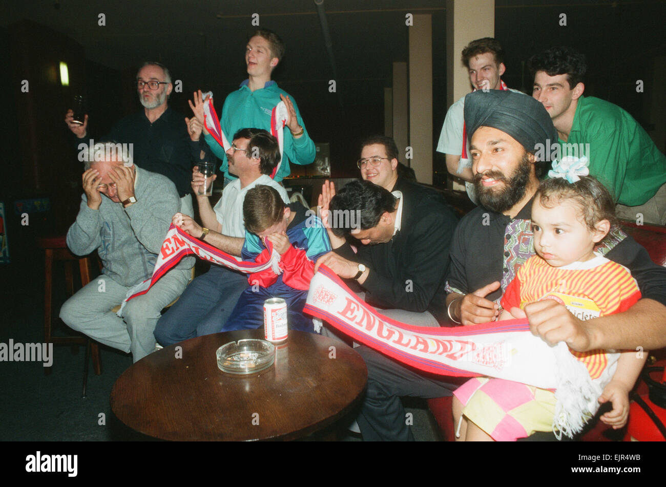 Angleterre fans watch World Cup match de demi-finale entre l'Angleterre et l'Allemagne de l'Ouest, sur leur pub local à Manchester le 4 juillet 1990. Banque D'Images