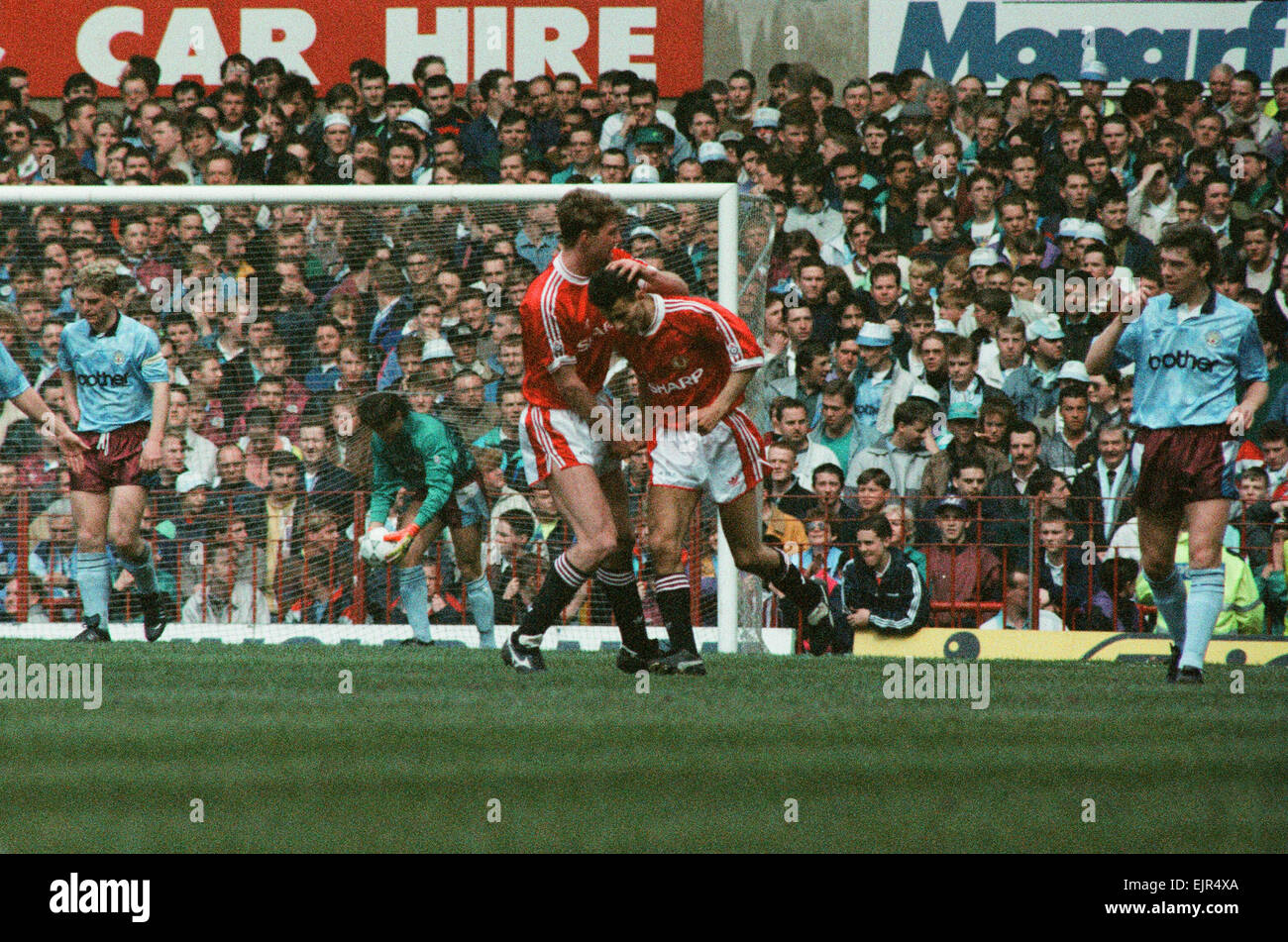 Manchester United 1 c. Manchester City 0. Ryan Giggs est félicité par Steve Bruce après qu'il marque son premier but pour United après la balle prend une déviation off Colin Hendry. 4e mai 1991. Banque D'Images