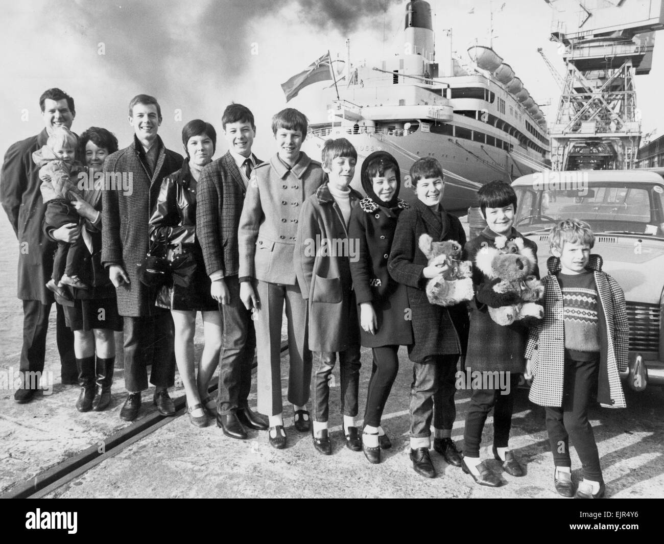 42 ans boucher Ron Cooke, sa femme et ses 10 enfants à propos de l'office de Croix du Sud à Southampton. Ron a répondu à une annonce placée par le Gouvernement australien pour les familles qui souhaitent émigrer surdimensionnée. 19 février 1969 Banque D'Images