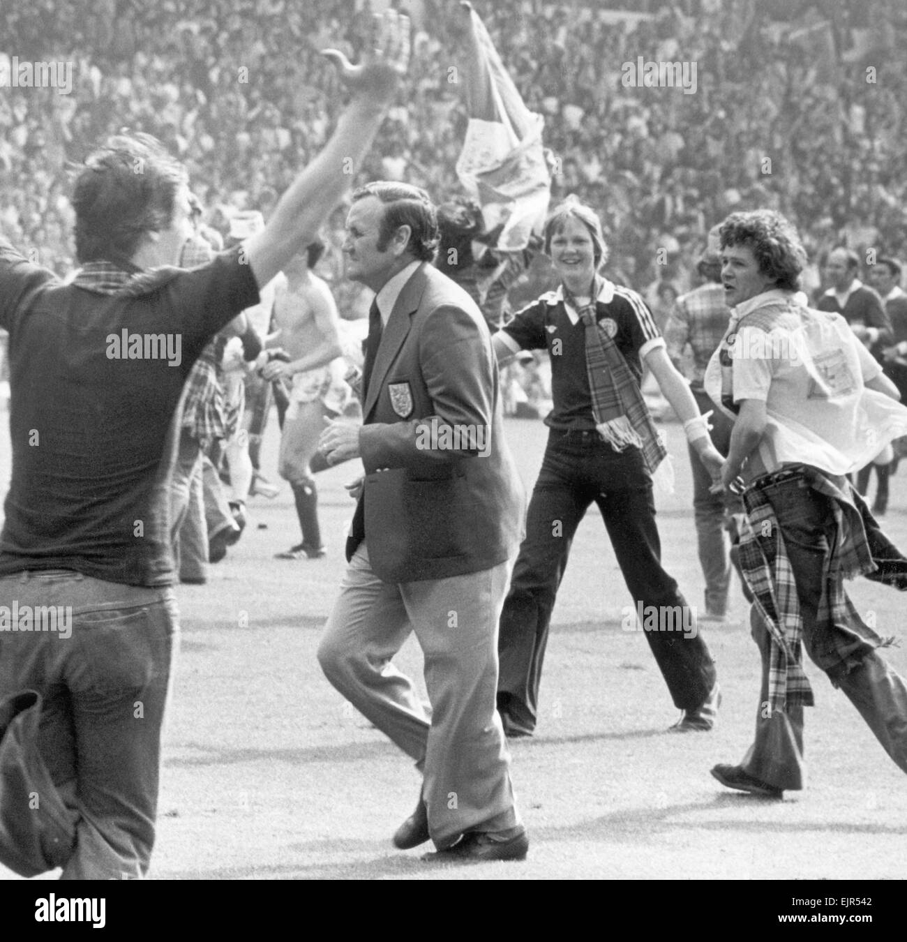 Don Revie entouré par des fans écossais railleries après l'Angleterre perdre à l'Écosse l'un deux à Wembley. Les Écossais fans est allé sur le rampage à la fin du match de déchirer le gazon et briser le poteau de but. 4 juin 1977 *** *** Local Caption - watscan - 11/01/2010 Banque D'Images