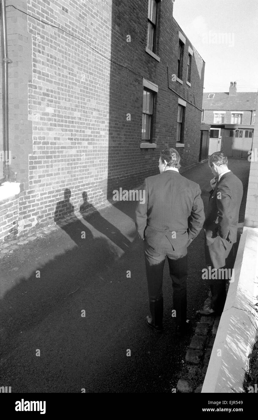 Surintendant Richardson,du Lancashire Constabulary a reçu à titre posthume la Croix de George pour l'héroïsme dont il a fait preuve, le 23 août 1971 dans la poursuite d'un gang de voleurs armés qui avaient attaqué une boutique des joailliers de Blackpool. Lui et le Gendarme Carl Walker, abordé les raiders et Richardson a reçu une balle dans l'estomac tout en tentant de persuader l'un des criminels afin de remettre son arme. Il est mort de ses blessures le même jour à l'hôpital Victoria, Blackpool. Notre photo montre : deux agents de police debout à l'endroit où est mort. Surintendant Richardson Janvier 1972 72-0752 Banque D'Images