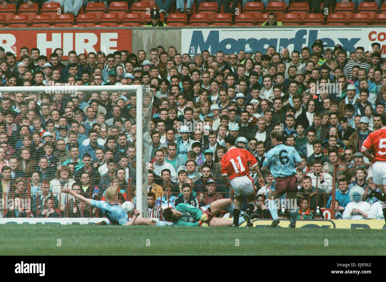 Manchester United 1 c. Manchester City 0. Ryan Giggs marque son premier but pour United après la balle prend une déviation off Colin Hendry. 4e mai 1991. Banque D'Images