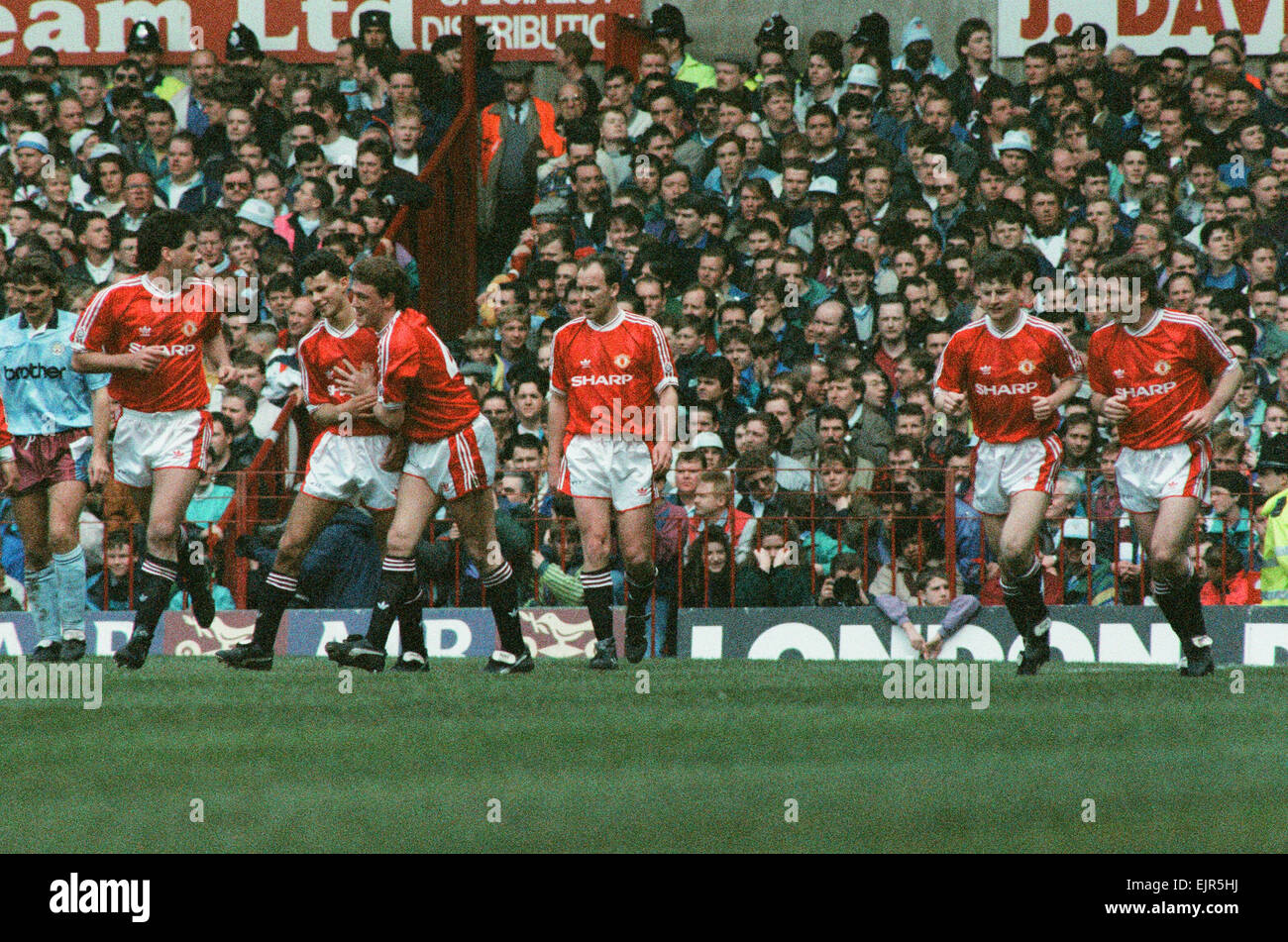 Manchester United 1 c. Manchester City 0. Ryan Giggs est félicité par coéquipiers après qu'il marque son premier but pour United après la balle prend une déviation off Colin Hendry. 4e mai 1991. Banque D'Images