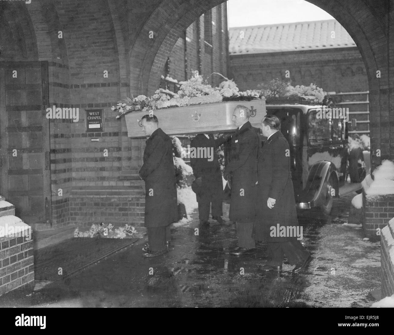 Le cercueil de Vicki Martin se fait dans à l'ouest de la chapelle du crématorium Golders Green. Vicki Martin modèle et ami de l'Maytfair défini a été tué dans un accident de voiture. 14 janvier 1955 *** *** Local Caption - watscan - 07/01/2010 Banque D'Images