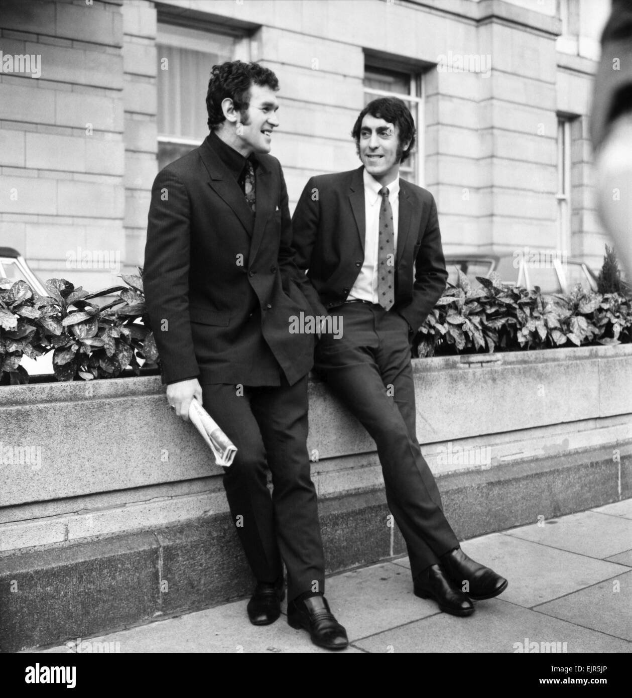 F.A. des audiences à la Great Western Hotel Paddington aujourd'hui. Les joueurs de Southampton David Walker et John McGrath (chemise noire). En photo arrivant pour les audiences. Janvier 1972 72-0028 Banque D'Images