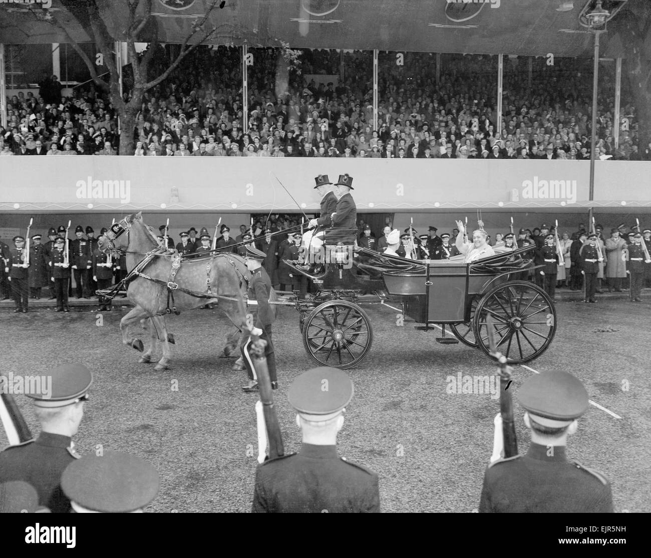 Le couronnement de la reine Elizabeth II. La Reine Salote de Tonga s'attachant à la foule acclamer par cheval dans le Parliament Square, Londres dans un chariot ouvert, au cours de la voyage en autocar Wesminster Abbey pour la cérémonie, souriant et saluant, dans la pluie battante. 2 juin 1953. Banque D'Images