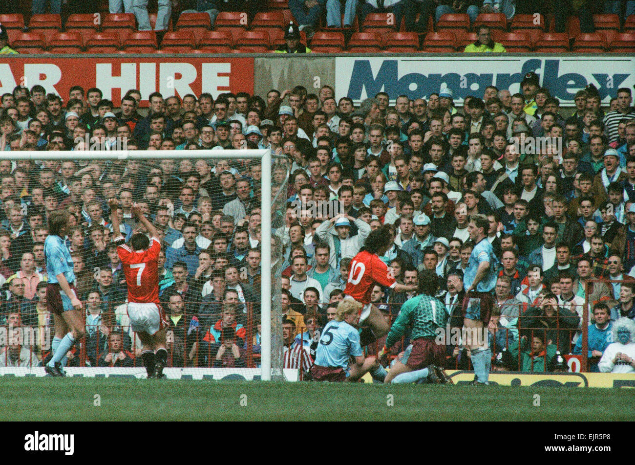 Manchester United 1 c. Manchester City 0. Ryan Giggs marque son premier but pour United après la balle prend une déviation off Colin Hendry. 4e mai 1991. Banque D'Images