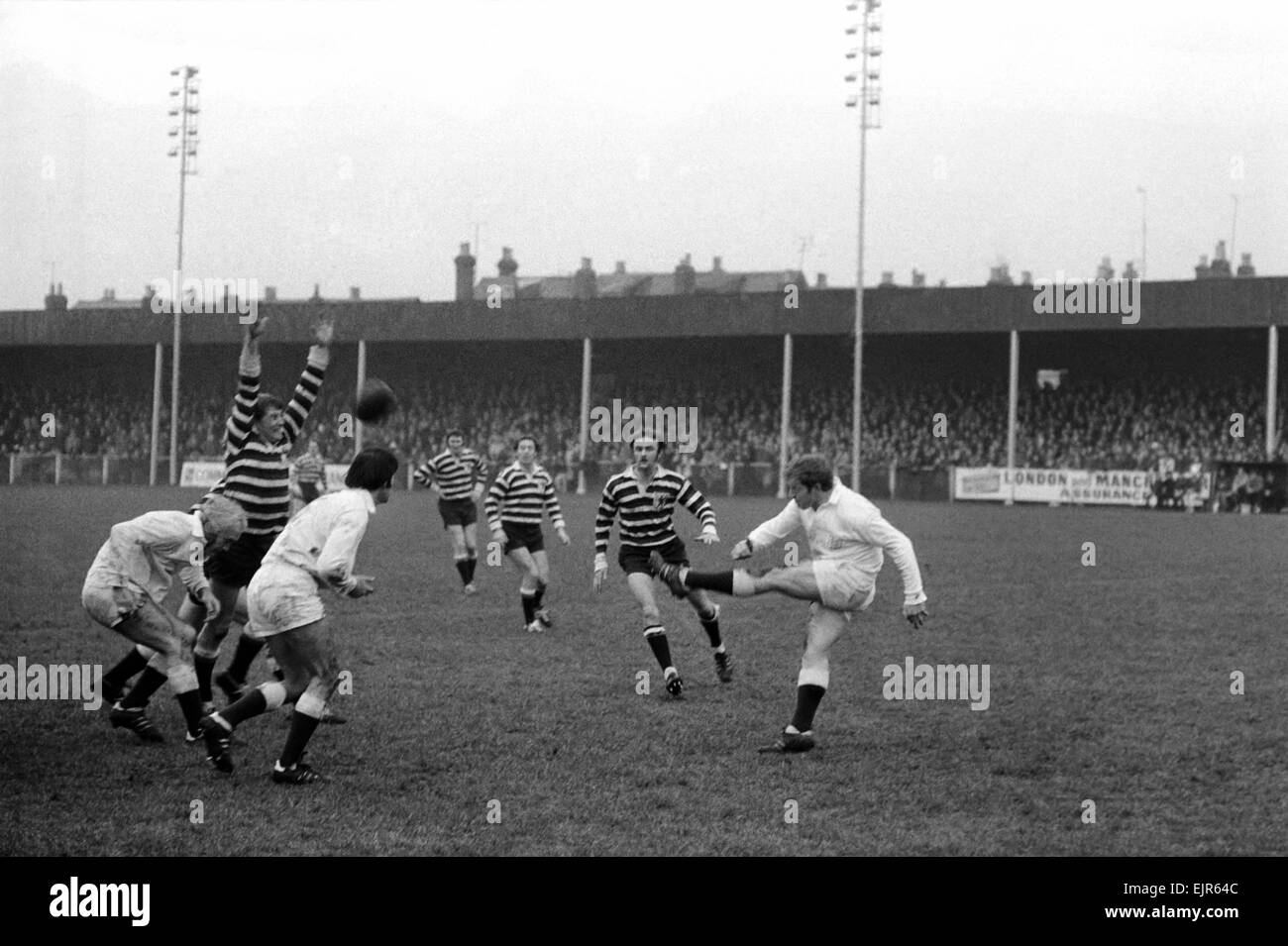 Numéro de Gloucester 10 effacer les lignes lors du match contre le Somerset. Gloucester c. Somerset. Janvier 1972 72-0240-003 Banque D'Images