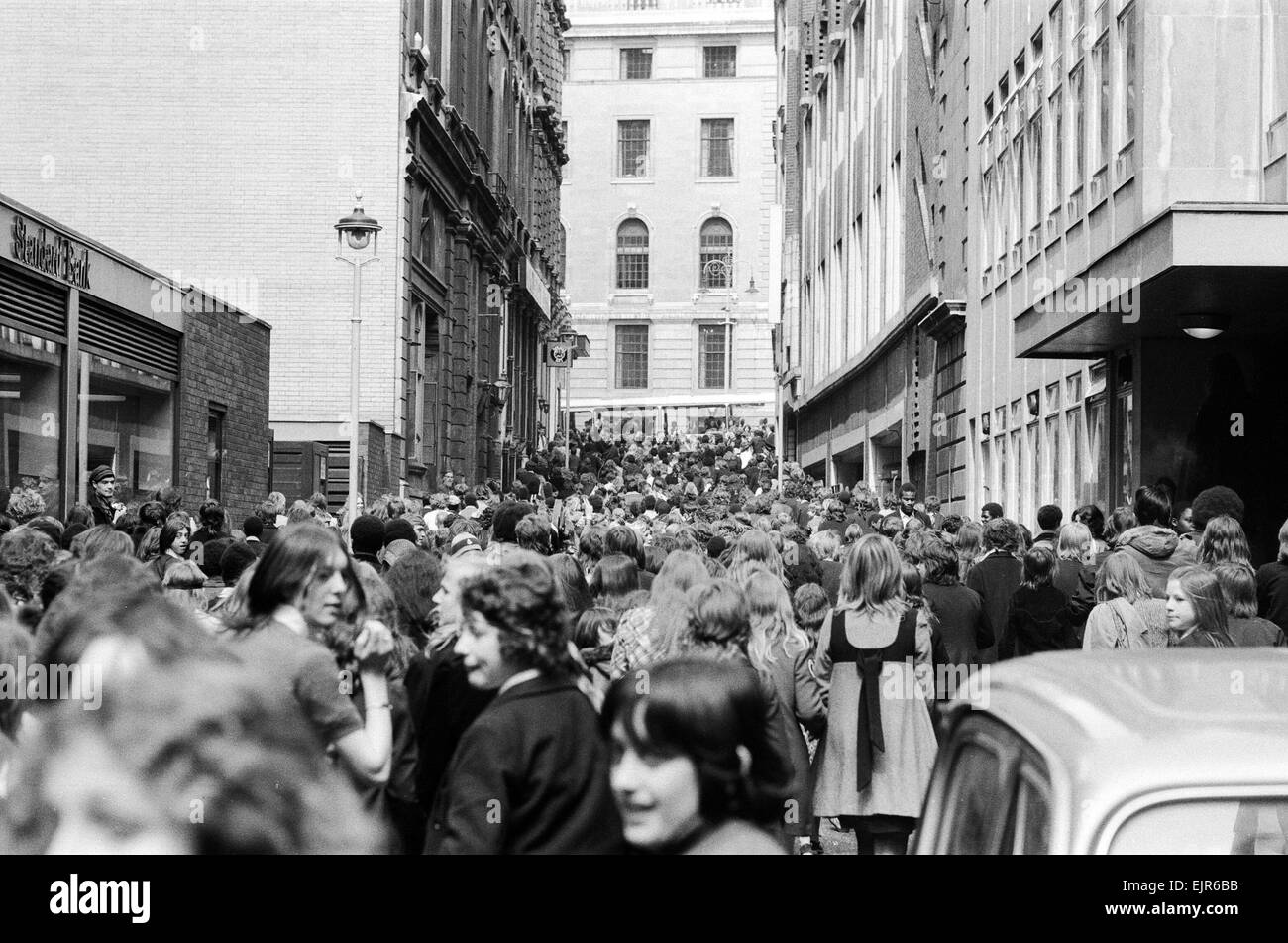 Les étudiants manifestation à Londres le 17 mai 1972. Une marche de 10 000 élèves a été organisée par l'Union européenne d'action des écoles et les syndicats nationaux des étudiants de l'école. Avec l'absence de leader étudiant Steve Finch de Rutherford School à Marylebone (arrêté plusieurs jours plus tôt), et sans véritable leadership, l'événement a débuté avec la confusion avec la moitié des élèves marchant de Hyde Park et de la moitié marchant le long de la rive sud à County Hall scandant "attaque les porcs' et 'Nous voulons une émeute". Finalement, la tête de mars à Trafalgar Square, où il en queue de poisson. Banque D'Images